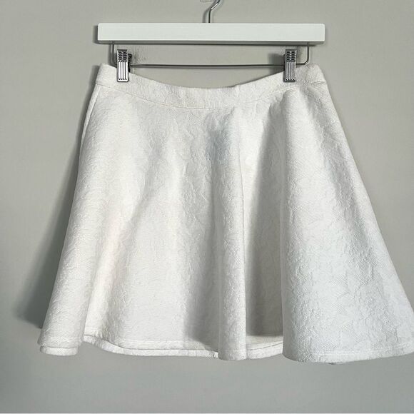 Abercrombie & Fitch Dresses & Skirts - NWT Abercrombie & Fitch White Lace Skater Mini Skirt, Size M
